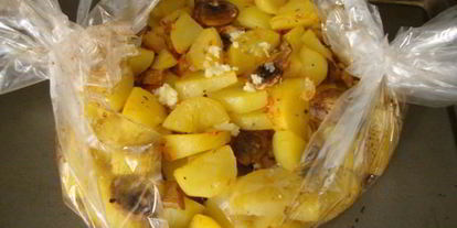 Шаг 4: картофеля с грибами в рукаве