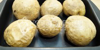 Шаг 1: картофеля с селедкой