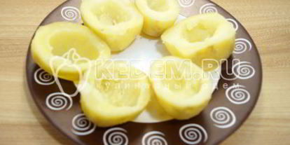 Шаг 2: картофеля с селедкой