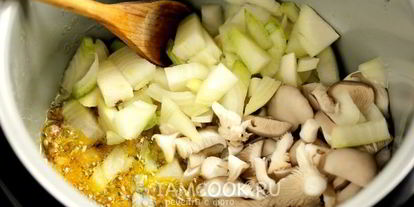 Шаг 3: картофеля с вешенками в мультиварке