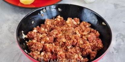 Шаг 3: картошка с фаршем, сыром и майонезом в духовке