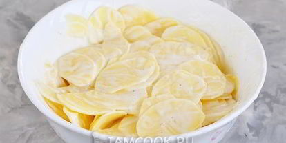 Шаг 5: картошка с фаршем, сыром и майонезом в духовке