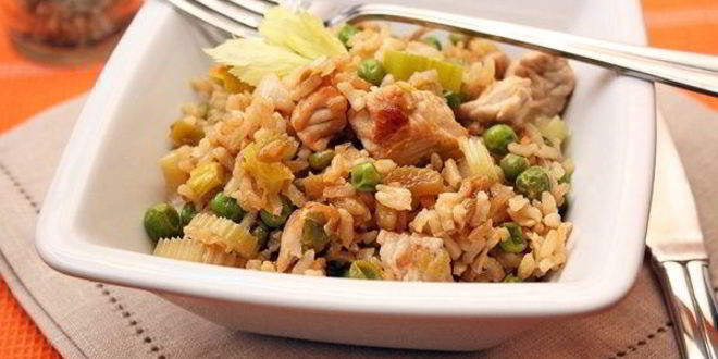 Рецепт коричневого риса с индейкой и овощами