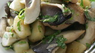Рецепт Молодого картофеля с грибами и сметаной