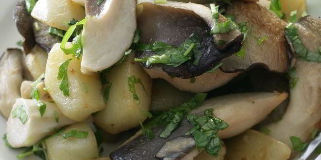 Рецепт молодого картофеля с грибами и сметаной