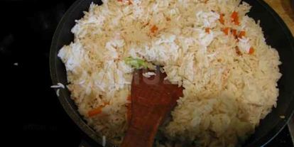 Шаг 9: риса, обжаренного с рыбой и овощами