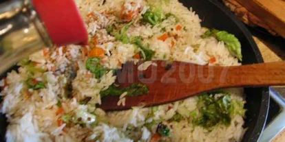 Шаг 13: риса, обжаренного с рыбой и овощами