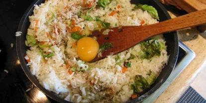 Шаг 15: риса, обжаренного с рыбой и овощами