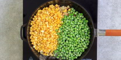 Шаг 7: риса с кукурузой и зеленым горошком