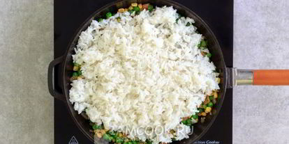 Шаг 9: риса с кукурузой и зеленым горошком