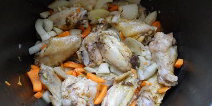 Шаг 1: риса с куриными крылышками в мультиварке