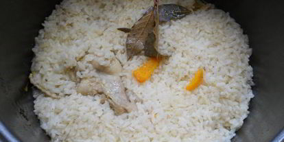 Шаг 3: риса с куриными крылышками в мультиварке