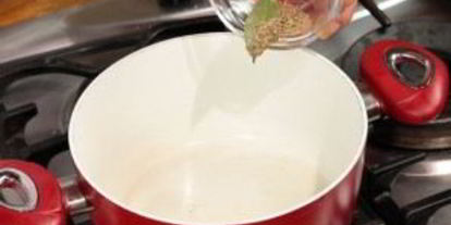 Шаг 1: риса с морковью и горошком