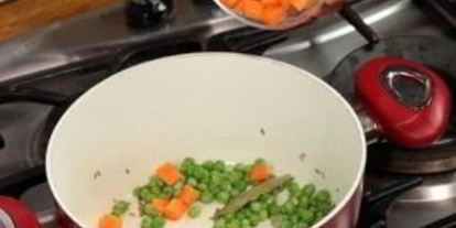 Шаг 2: риса с морковью и горошком