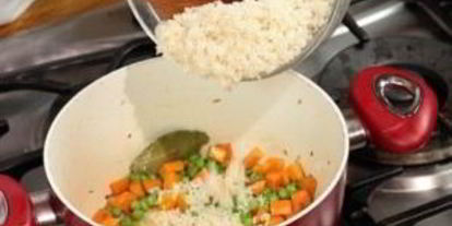 Шаг 3: риса с морковью и горошком