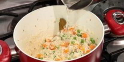 Шаг 4: риса с морковью и горошком