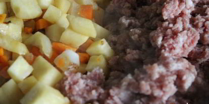 Шаг 1: риса с овощами и мясныма фаршема