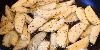 Шаг 6: жареной картошки с луком на сковороде