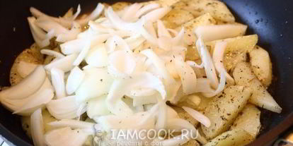 Шаг 9: жареной картошки с луком на сковороде