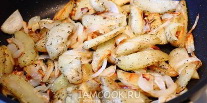 Шаг 10: жареной картошки с луком на сковороде