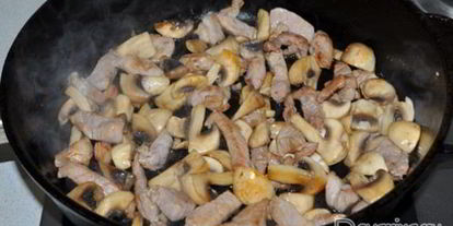 Шаг 2: жареного картофеля с мясом и грибами