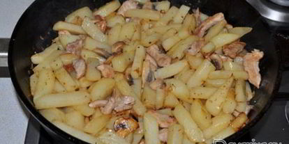 Шаг 4: жареного картофеля с мясом и грибами