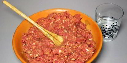 Шаг 3: долмы из баранины и булгура под мятным соусом