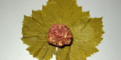 Шаг 4: долмы из баранины и булгура под мятным соусом