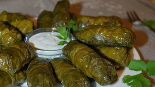 Рецепт Долмы с чесночным соусом и кинзой