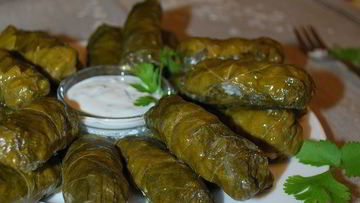 Рецепт Долмы с чесночным соусом и кинзой