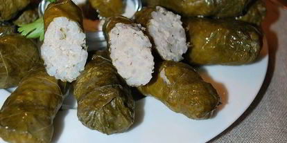 Шаг 10: долмы с чесночным соусом и кинзой