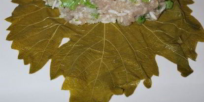 Шаг 4: долмы с чесночным соусом и кинзой