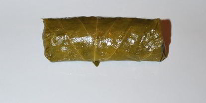 Шаг 5: долмы с чесночным соусом и кинзой