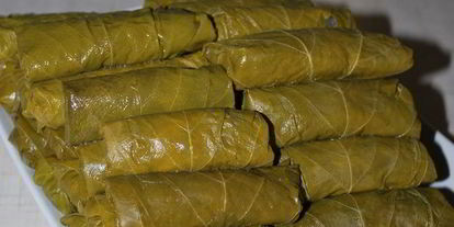 Шаг 6: долмы с чесночным соусом и кинзой