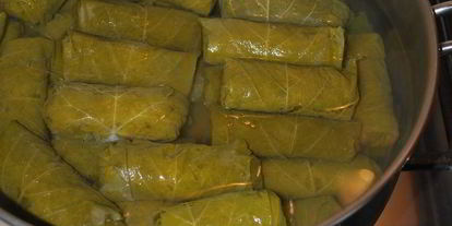 Шаг 7: долмы с чесночным соусом и кинзой