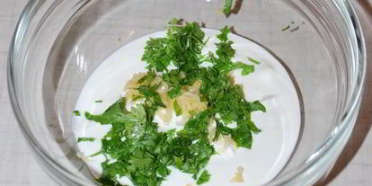 Шаг 8: долмы с чесночным соусом и кинзой