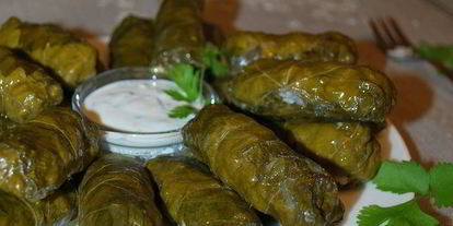 Шаг 9: долмы с чесночным соусом и кинзой