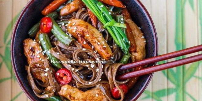 Рецепт гречневой лапши с овощами и индейкой