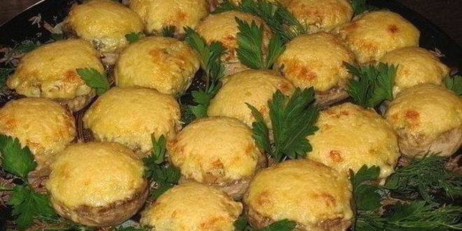 Рецепт фаршированных шампиньонов с сыром и сметаной