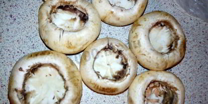 Шаг 3: фаршированных шляпок шампиньончиков