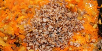 Шаг 2: грибов, фаршированных гречкой