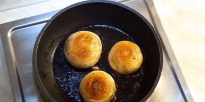 Шаг 2: грибов, фаршированных орехами и сыром