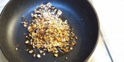 Шаг 3: грибов, фаршированных орехами и сыром