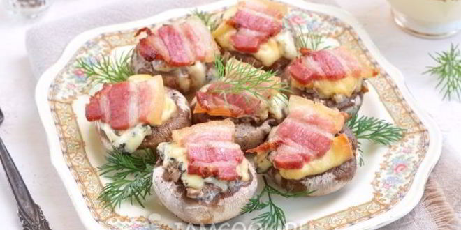 Рецепт грибов, запеченных с голубым сыром и беконом