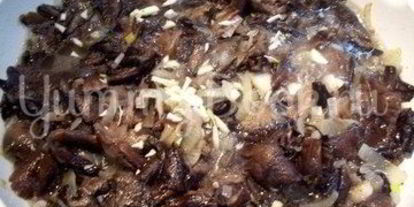 Шаг 2: грибов, жареных с луком