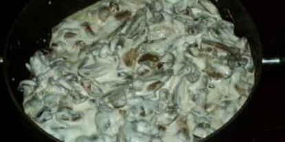 Шаг 4: подосиновиков, тушеных в сметане