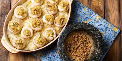 Шаг 2: шампиньонов, фаршированных хрустящими бородинскими отрубями