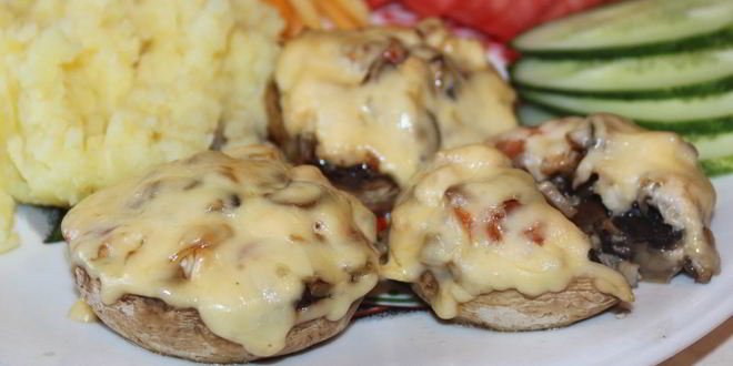 Рецепт шампиньонов, фаршированных курицей и овощами