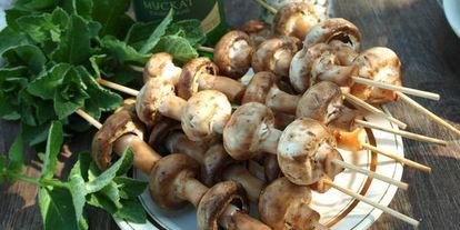 Шаг 1: шампиньонов на шпажках на мангале