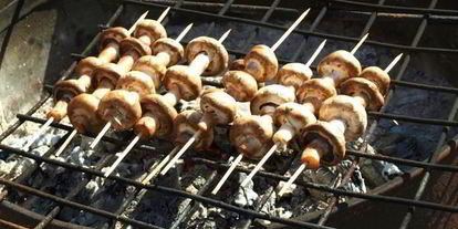 Шаг 2: шампиньонов на шпажках на мангале